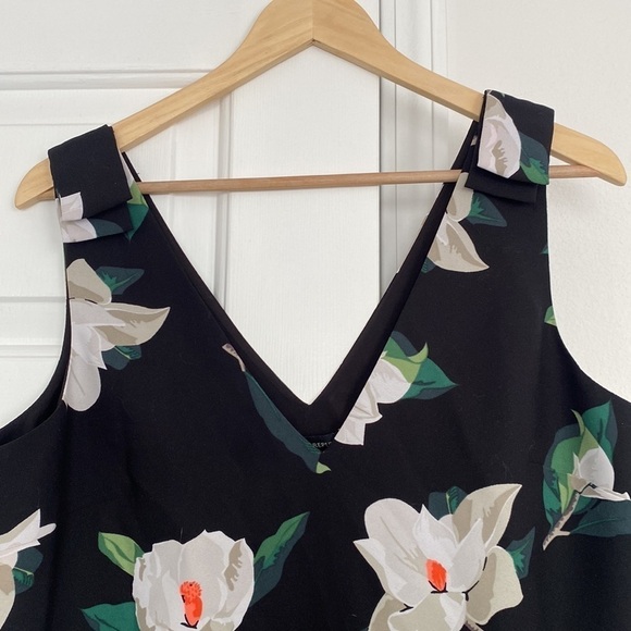 Banana Republic Magnolia print deep V sleeveless blouse. - Picture 12 of 12